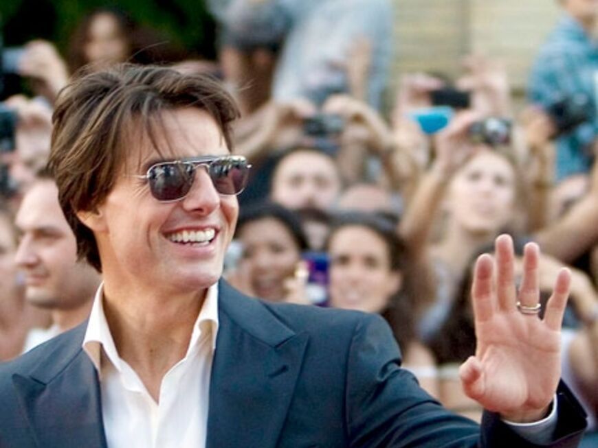Mr. Cool: Tom Cruise zeigte sich gut gelaunt in Sevilla. Dort wurde er schon von tausenden wartenden Fans kreischend empfangen