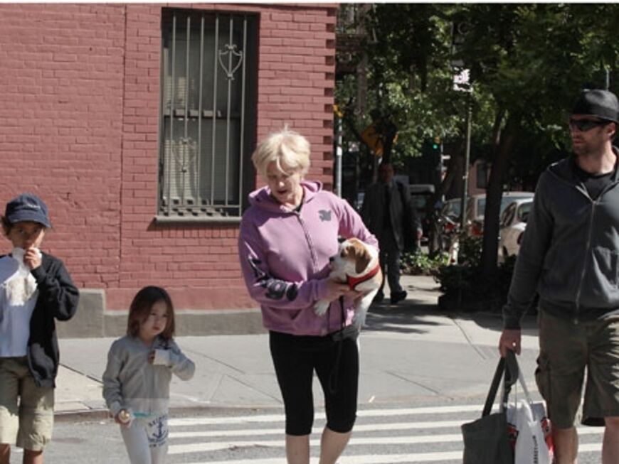 Familie Jackman bei einem Spaziergang durch New York
