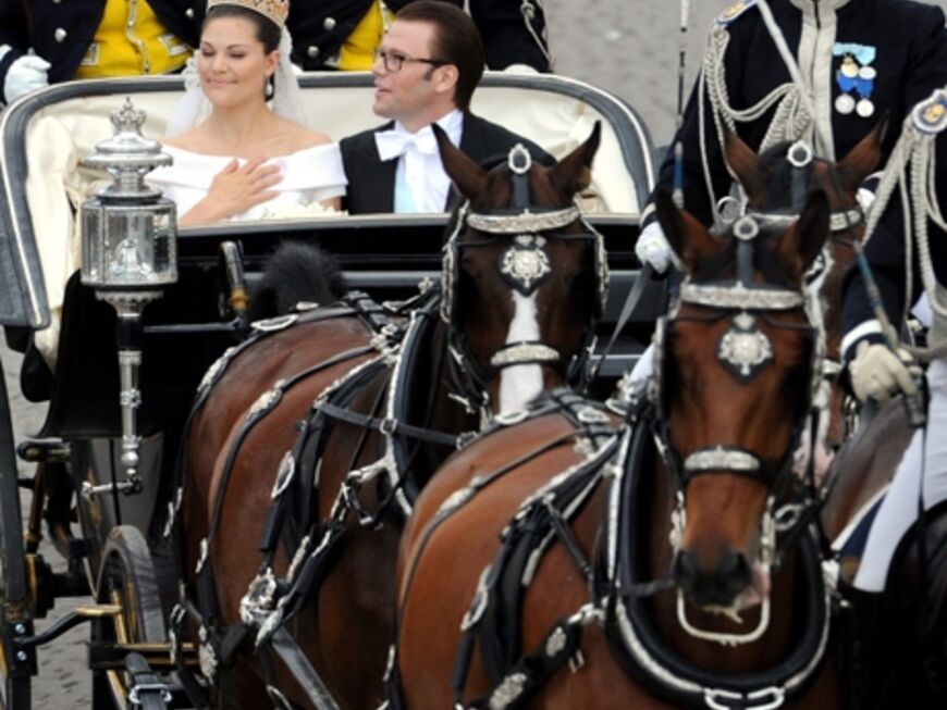 Nach der Hochzeit wurde das Brautpaar in einer Kutsche durch Stockholm gefahren