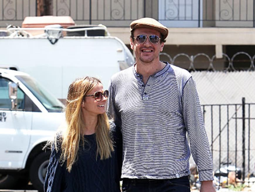 Die neue Frau an seiner Seite. Jason Segel beim Shoppen in Los Angeles Die neue Frau an seiner Seite. Jason Segel beim Shoppen in Los Angeles