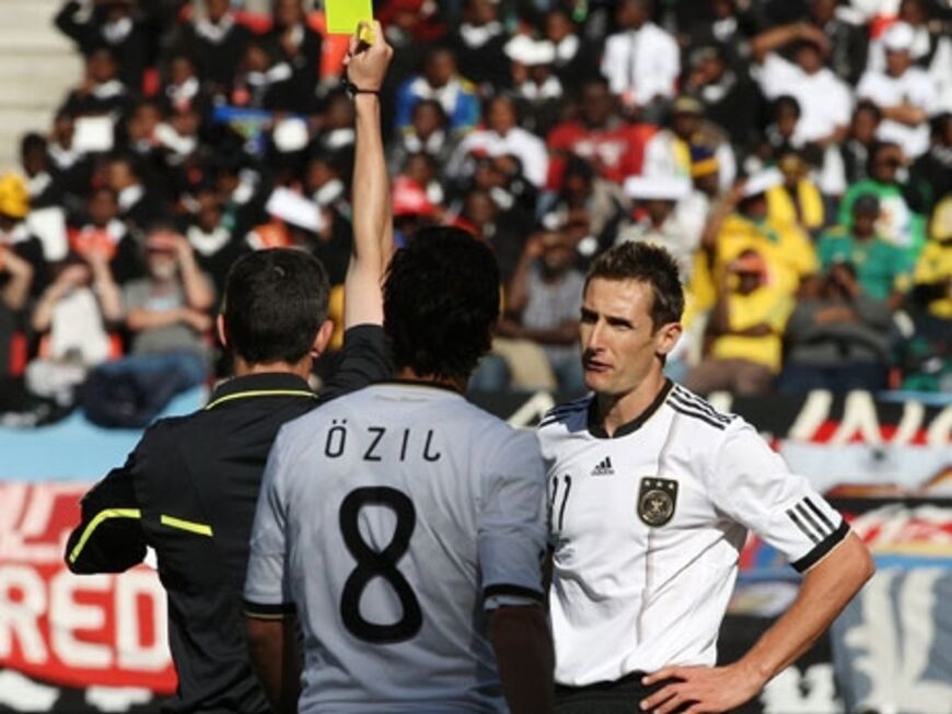 Miroslav Klose wird mit einer Gelb-Roten Karte vom Platz verwiesen