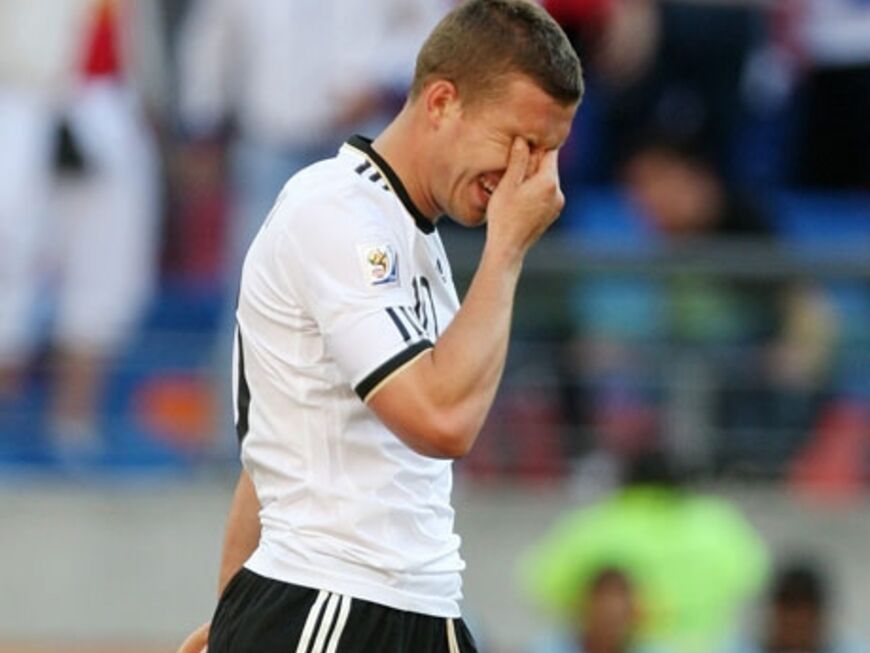 Wut und Enttäuschung bei Lukas Podolski: Er verschießt einen Elfmeter - die größte Chance auf ein deutsches Tor