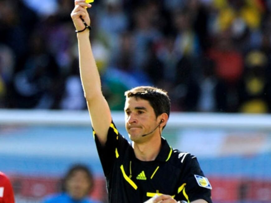 Kartenflut: Der spanische Schiedsrichter ließ keine Gelegenheit aus und teilte ordentlich aus: Am Ende gab es 7 Gelbe und eine Gelb-Rote Karte
