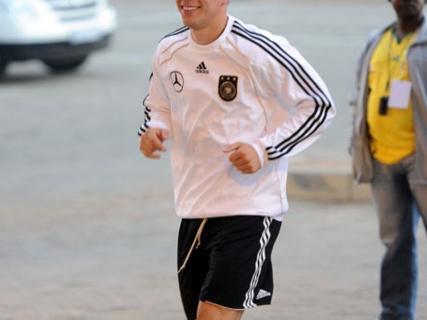 Pechvogel Lukas Podolski zeigt sich bestens gelaunt auf dem Weg zum Training. Nach seinem verstoßenen Elfmeter gegen Serbien will er heute seine Bestleistung zeigen