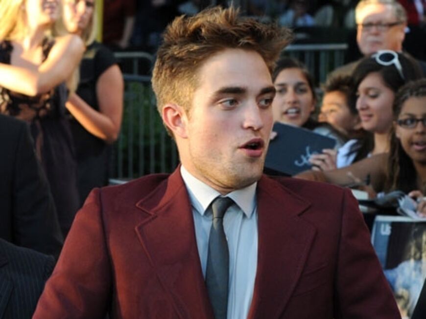 Ein Mann bekennt Farbe: Robert Pattinson in einem kastanienbraunen Anzug von Gucci
