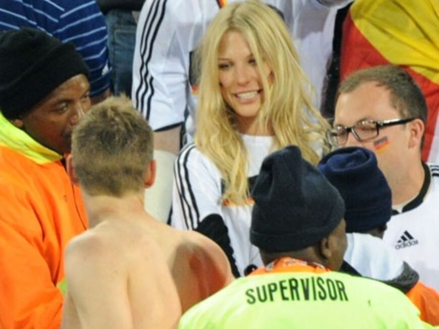 Nach einem überragendem Spiel holt sich Bastian Schweinsteiger seine Glückwünsche bei seiner hübschen Freundin Sarah ab ...