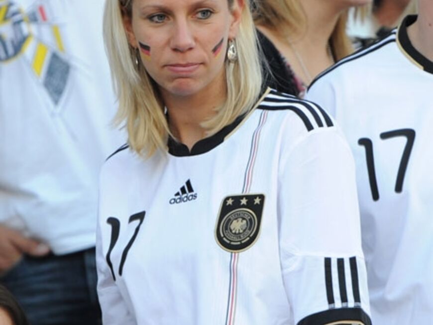 Je weiter das deutsche Team kommt, desto mehr Spielerfrauen reisen an. Auch Katja, Frau von Jörg Butt, ist inzwischen in Südafrika angekommen