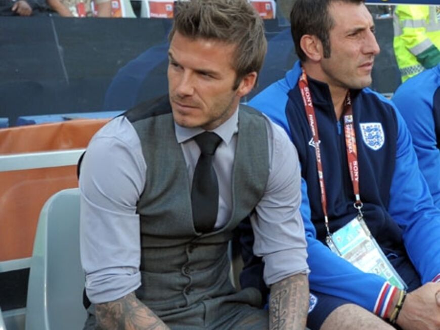 Enttäuschung bei David Beckham. Von der Bank aus verfolgte der verletzte Fußballer das Spiel. Nun muss er nach Hause fliegen