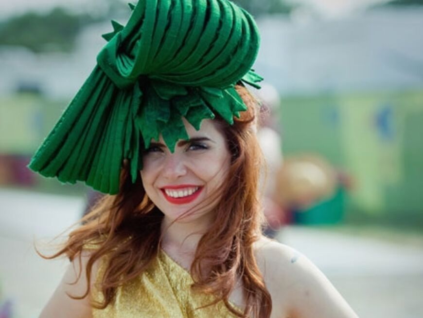 Ungewöhnlicher Festival-Look: Paloma Faith trägt eine riesige Schleife auf dem Kopf