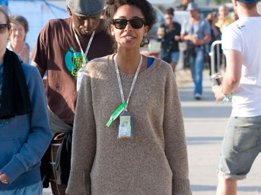 Corinne Bailey Rae im XL-Wollpulli - fertig ist das praktische Festival-Outfit