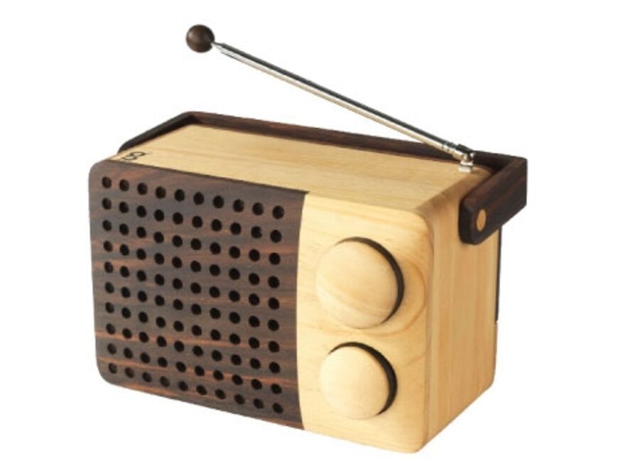 Radio aus Holz von Singgih Kartono über designmuseumshop.com, ca. 200 Euro