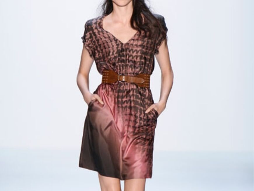 Chefdesignerin Gabriele Strehle kreiert anspruchsvolle Mode für die moderne Frau, wie dieses Model eindrucksvoll beweist