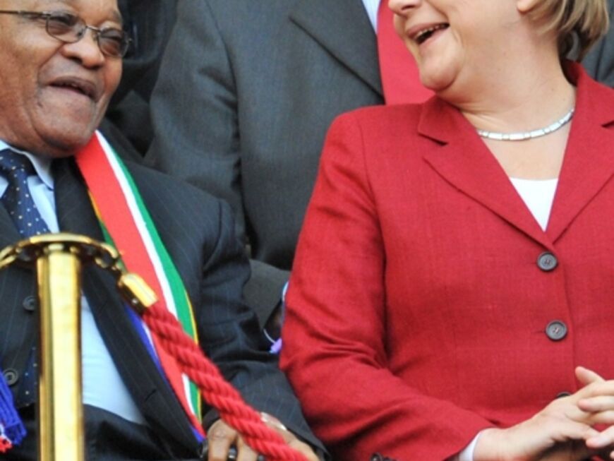 Bundeskanzlerin Angela Merkel ist auch in Südafrika angekommen. Nach dem Spiel trank sie mit der Nationalmannschaft ein Bier in der Kabine 