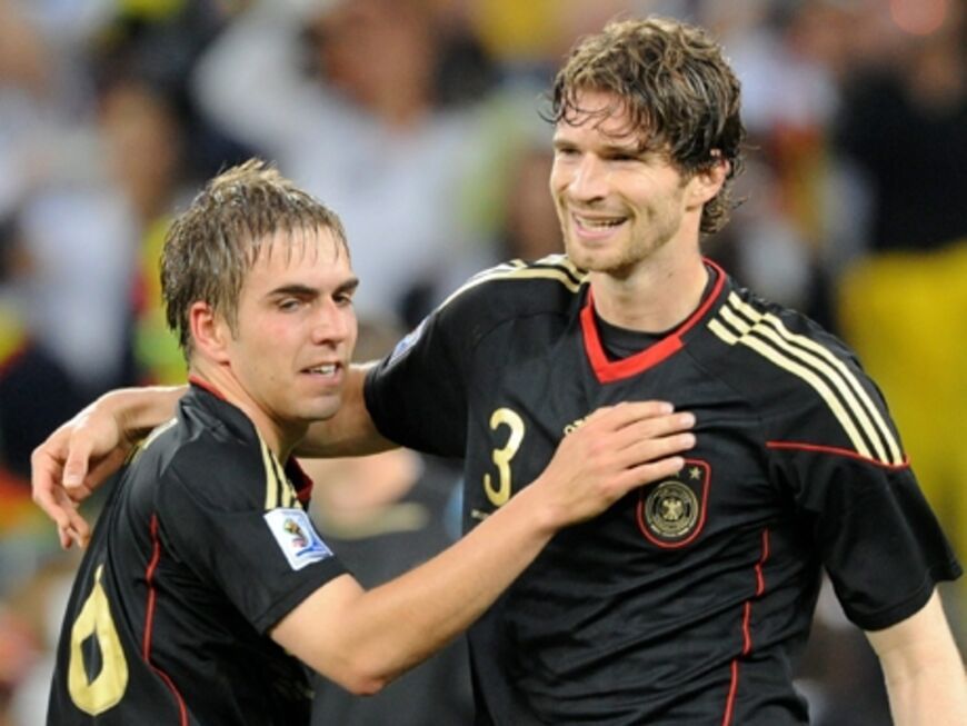 Kapitän Philipp Lahm freut sich mit Arne Friedrich. Der Verteidiger schoss gegen Argentinien sein erstes Tor