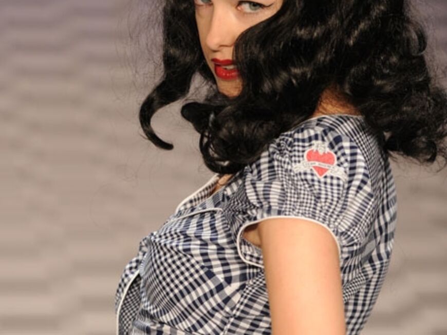 Die Designerin ließ ihre Models mit Katy Perry-Perücken über den Catwalk laufen. Wie hier Model Marie Nasemann