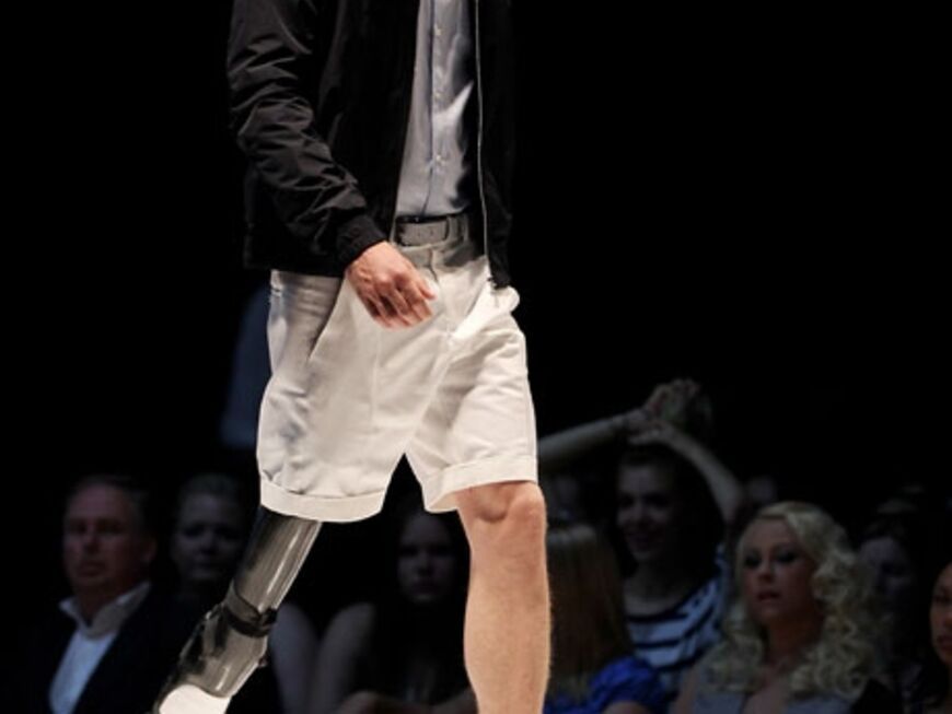 Model Mario Galla läuft bei Michalsky. Der 24-Jährige kam mit einem verkürzten rechten Bein zur Welt, seitdem trägt er die Prothese