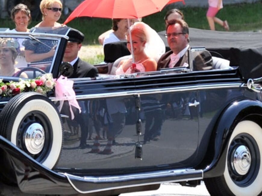 Die Braut wurde in einer offenen Maybach-Limousine zur kirchlichen Trauung gefahren