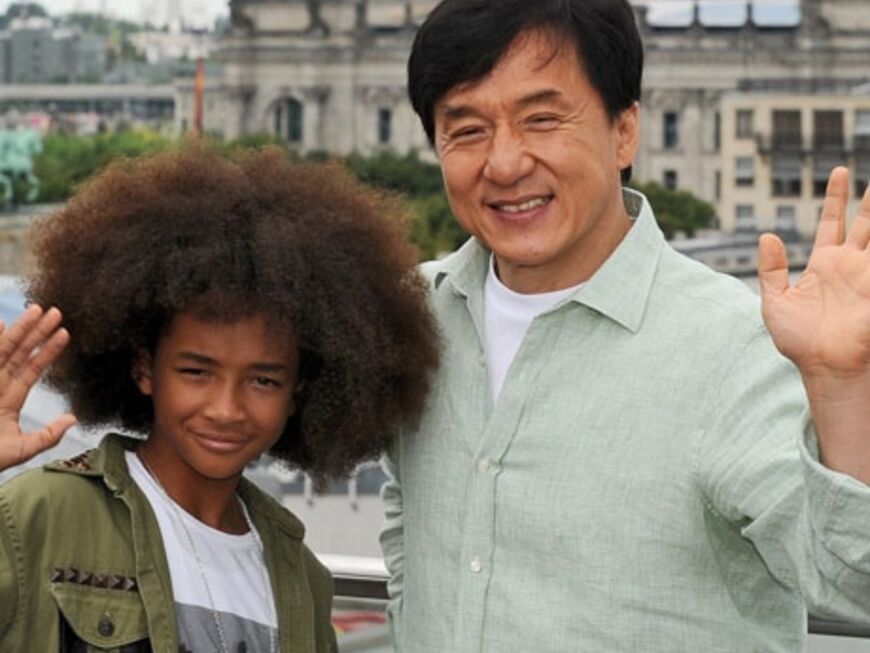 Beim Photocall in Berlin posiert der kleine Smith mit seinem Filmkollegen Jackie Chan vor dem Reichstagsgebäude