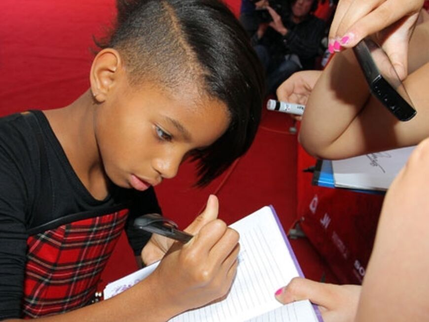 Die 9-jährige Willow schreibt schon fleißig Autogramme