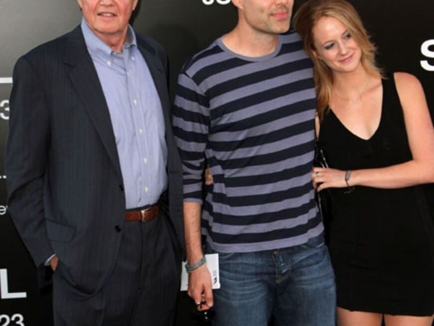 Angelinas Vater, Schauspieler Jon Voight, kam auch zur Premiere seiner Tochter nach Los Angeles. Ebenfalls mit dabei: Angelinas Bruder James Haven mit seiner Freundin