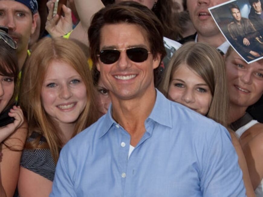 Lässig: In blauem Hemd, Jeans und Piloten-Sonnenbrille lief Tom Cruise über den roten Teppich