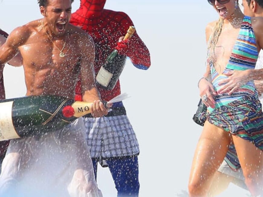 Schampus-Party deluxe: Auf einer Luxus-Yacht werden Magnumflaschen geköpft und natürlich auch getrunken