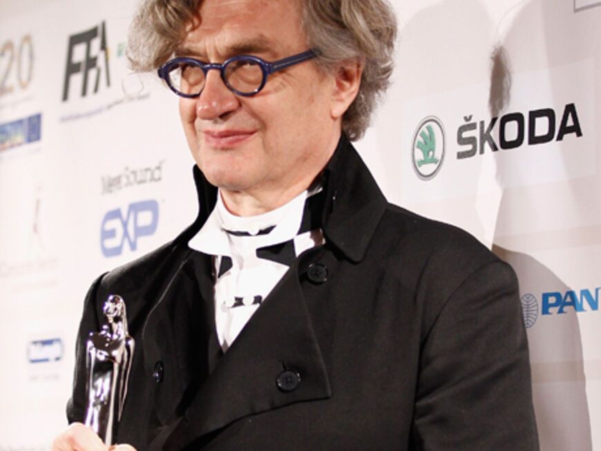 Regisseur Wim Wenders freut sich über ein Trophäe. Er wurde für seinen 3D-Tanzfilm "Pina" (Bester Dokumentarfilm) geehrt