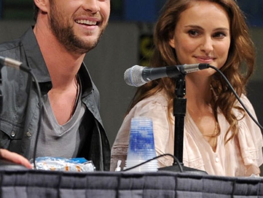 Hübsches Duo: Chris Hemsworth (Bruder von Miley Cyrus Freund Liam) und Natalie Portman präsentierten ihren neuen Fantasy-Film "Thor" ...