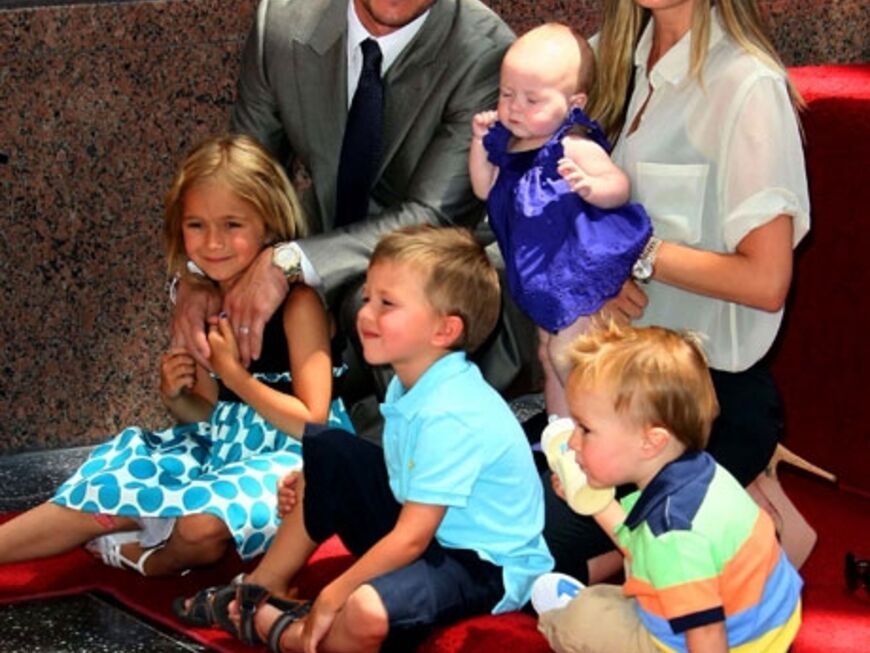 Happy Family: Mark Wahlberg umgeben von seinen Liebsten: Lebensgefährtin Rhea Durham, sowie den vier gemeinsamen Kindern Brendan Joseph, 2, Michael, 4, Ella Rae, 6, und Grace Margaret, sechs Monate