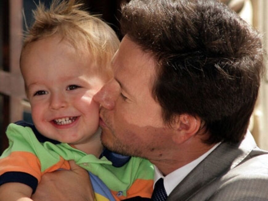 Einen dicken Kuss gabs auch für seinen zweijährigen Sohn Brendan