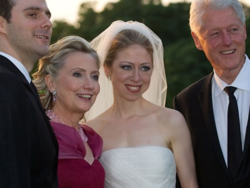 "Wir sind so glücklich, Marc in unserer Familie willkommen zu heißen", schwärmten die Brauteltern, Hillary und Bill Clinton 