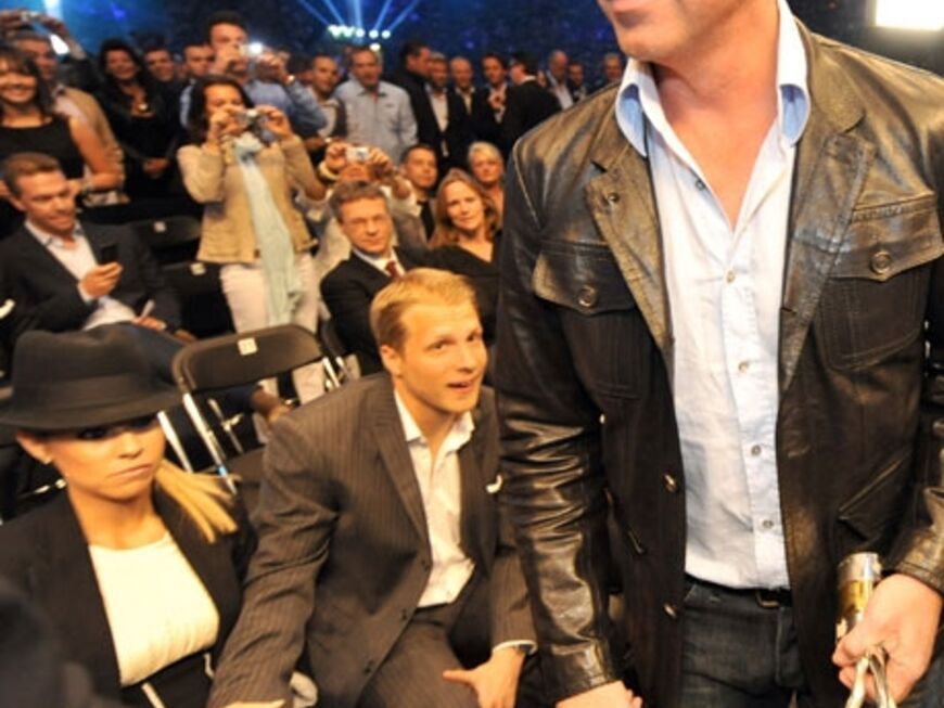 Autsch! Das frischverliebte Paar sitzt beim Kampf zwischen Wladimir Klitschko und Ruslan Chagaev in der ersten Reihe. Plötzlich kommt Sandys Ex Boris Becker vorbei