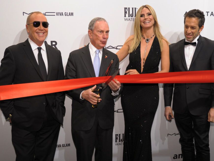 Zusammen mit dem Bürgermeister von New York, Michael Bloomberg und den  beiden Designern Michael Kors und Kenneth Cole eröffnete Model Heidi Klum im  legendären "Wallstreet Cipriani" die "amfAR Gala 2013" mit dem Durchschneiden eines roten Seidenbands