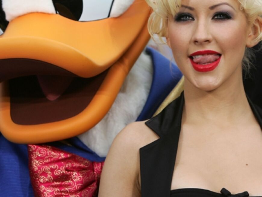 Popstar Christina Aguilera leckt sich schon mal die Lippen - wen sie wohl verführen will? Doch nicht etwa "Donald"?