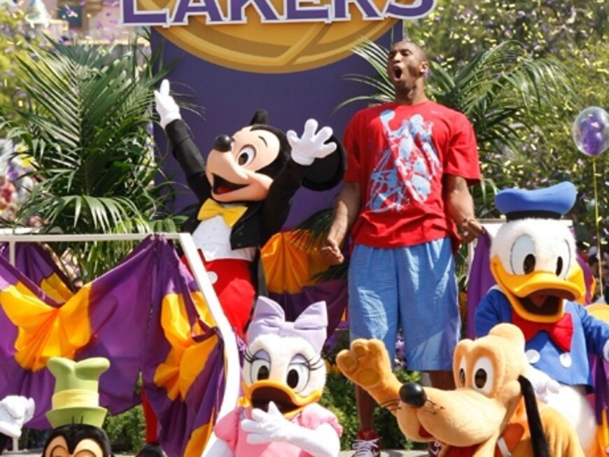 Basket-Ball-Legende Kobe Bryant schmeißt eine wilde Sport-Fete mit den Disney-Allstars
