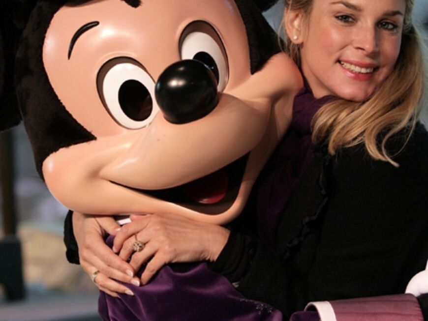 Die deutsche Soap-Darstellerin Claudelle Deckert hat nichts gegen eine Umarmung von Charmeur "Mickey" einzuwenden
