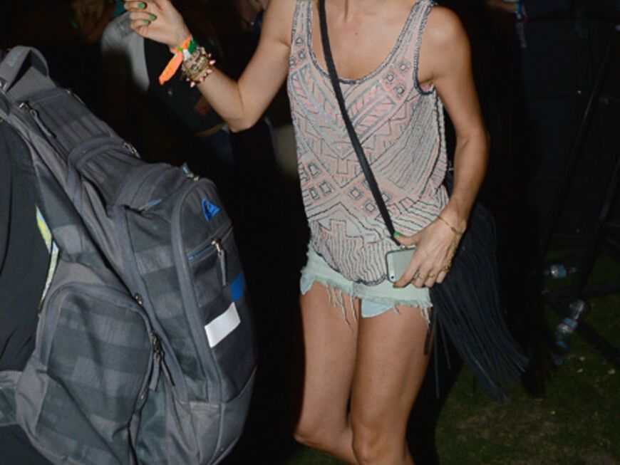 Stacy Keibler kam ganz leger und in kurzen Shorts zum Musikfestival. Kein Wunder, dass sie bei diesem Outfit für viele Blicke sorgte ...