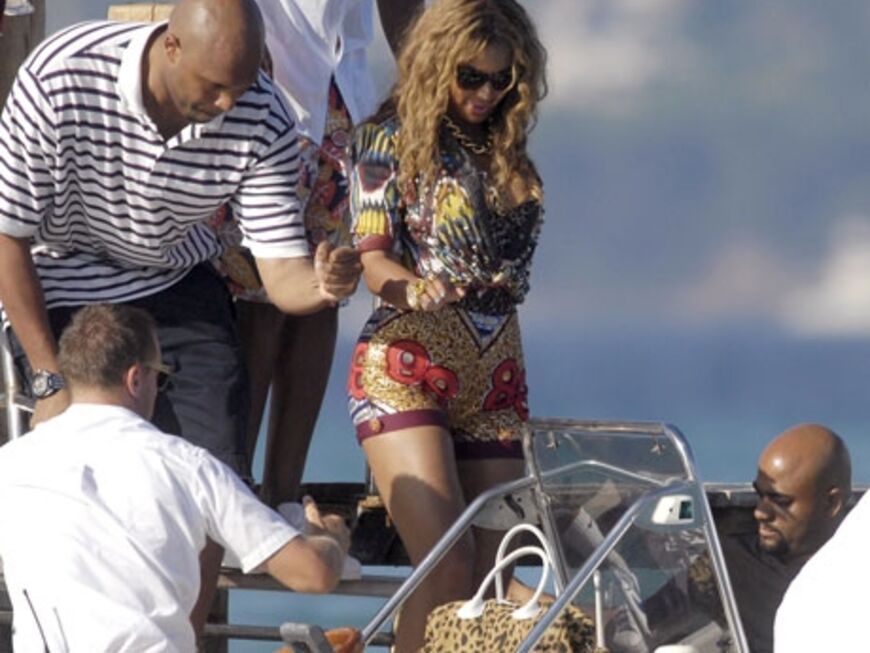 Damit gehts dann auf die riesige Privat-Yacht, wo Beyonce und Jay-Z endlich ihre Zweisamkeit genießen können