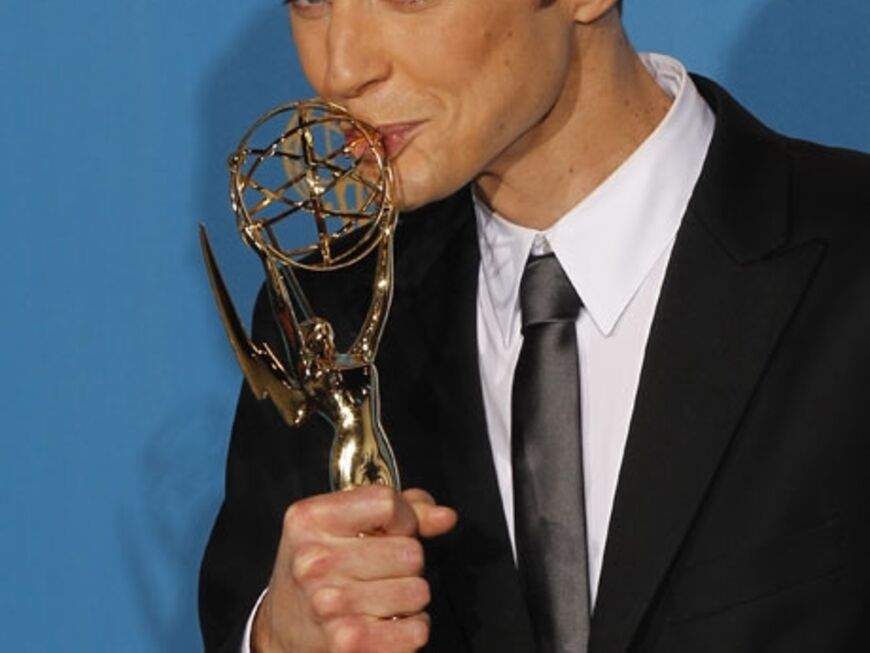 Jim Parsons mit seinem Award für seine Rolle in "The Big Bang Theory"