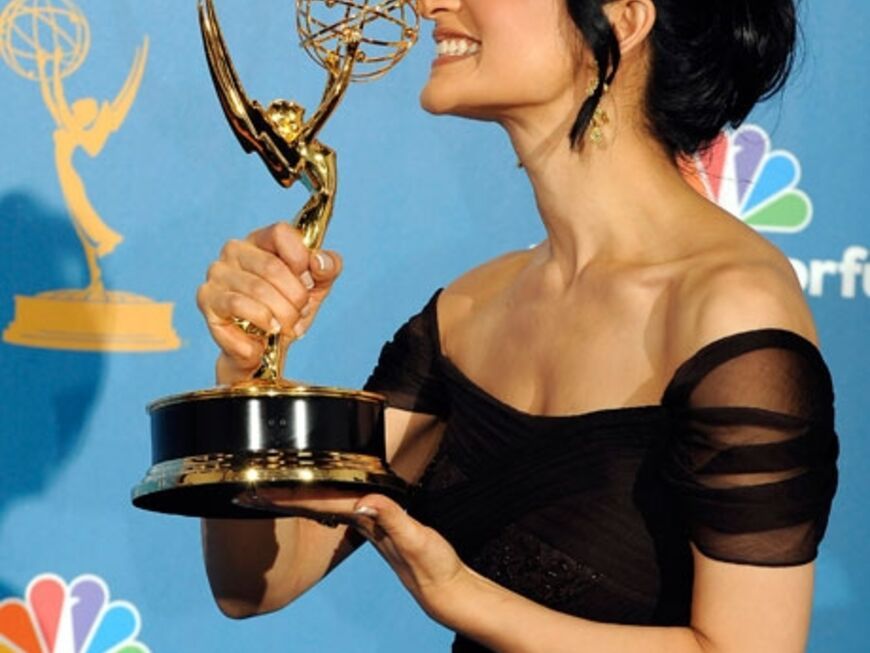 Archie Panjabi mit ihrem Emmy für ihre Rolle in "The Good Wife"