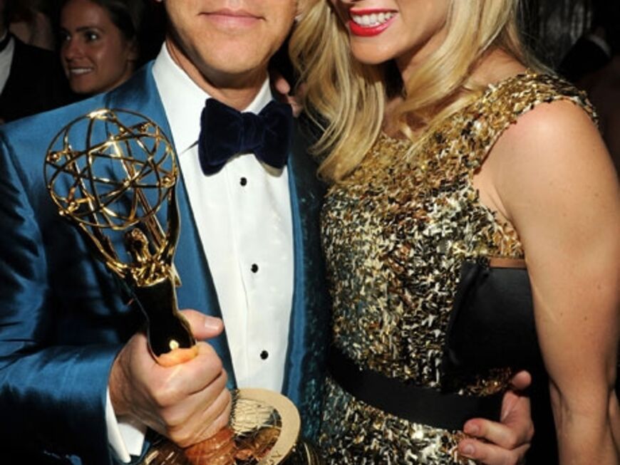 Ryan Murphy mit Heather Morris und seinem Emmy für "Glee"