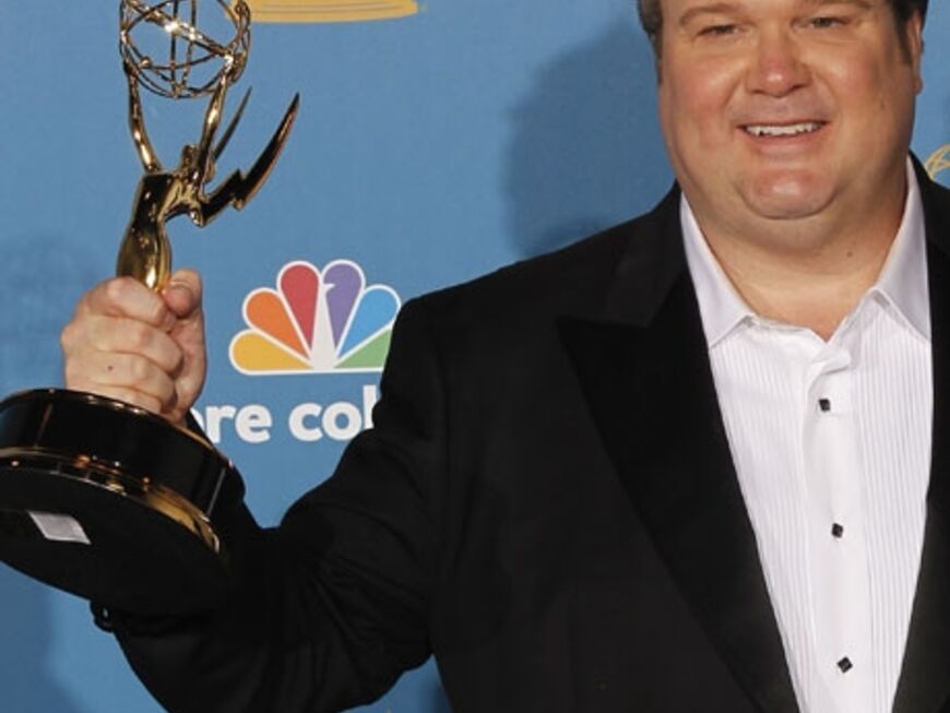 Eric Stonestreet mit seinem Emmy für "Modern Family"