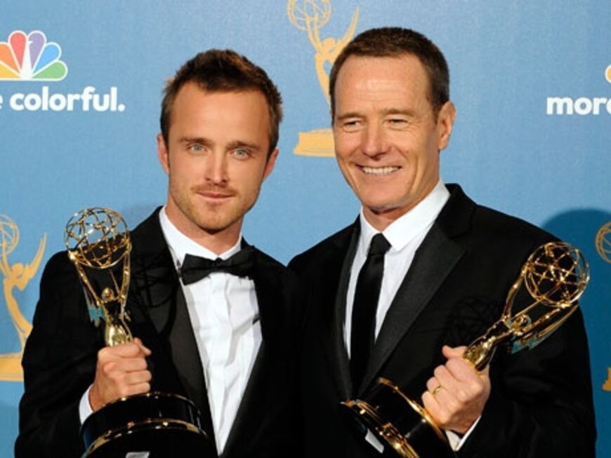 Aaron Paul und Bryan Cranston halten ihre Emmy für ihre Serie "Breaking Bad" ganz fest