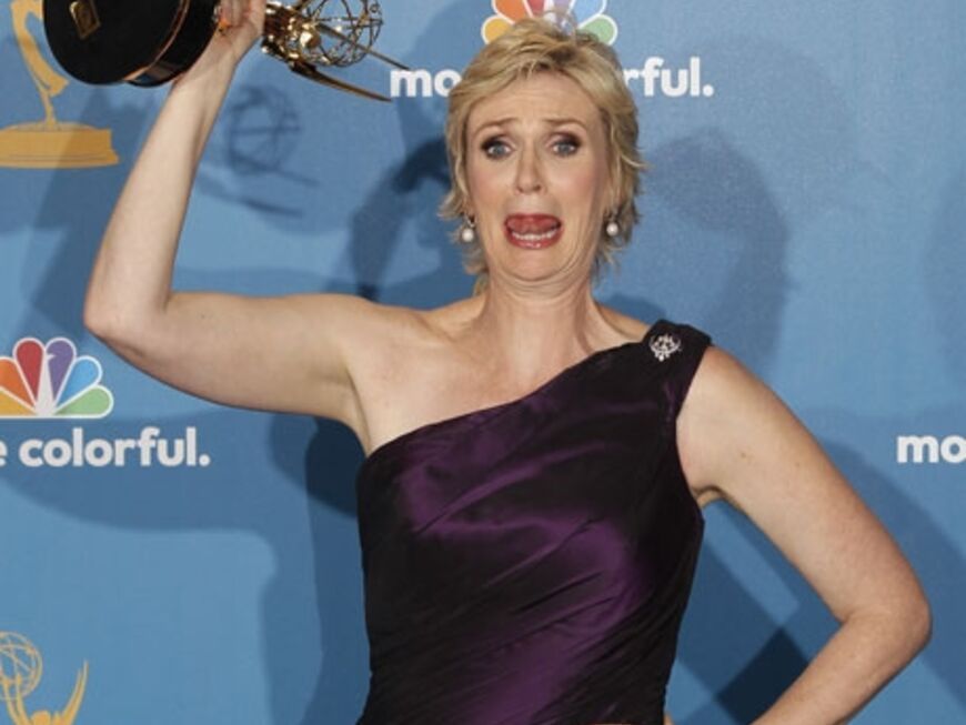 Schaut mal wie stark ich bin: Jane Lynch nimmt ihren Emmy als Hantel 