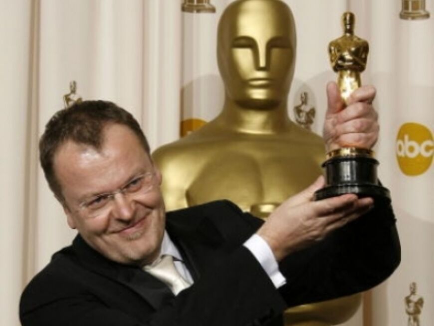 Stefan Ruzowitzky posiert mit seinem Oscar für den besten ausländischen Film "Die Fälscher"