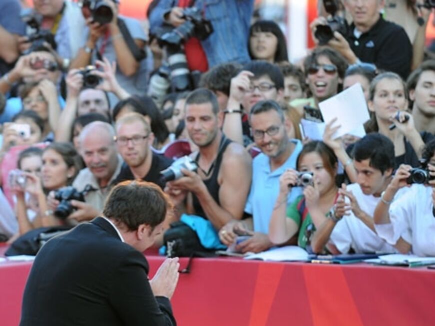 Hunderte Fans drängen sich an die Absperrung zum roten Teppich. Tarantino ist von so viel Begeisterung überwältigt. Zahlreiche Stars werden in den kommenden Tagen noch erwartet
