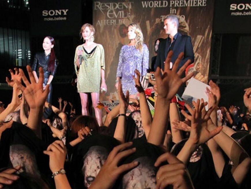 Großer Empfang: Zahlreiche Fans erwarteten die Hollywood-Stars mit Zombie-Shirts im MLB Cafe in Tokio