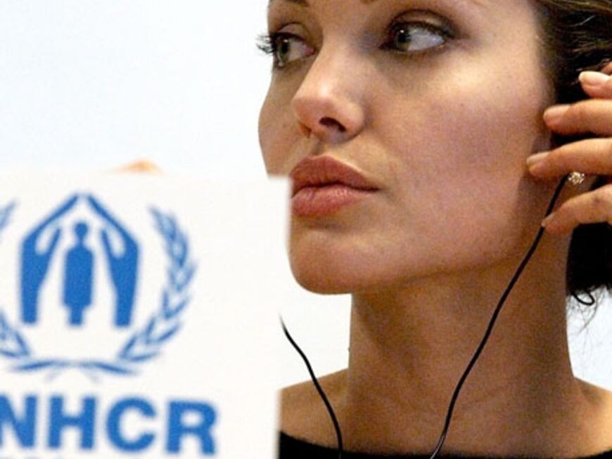 Sie spricht nicht nur darüber helfen zu wollen, Angelina Jolie setzt sich wirklich für benachteiligte Menschen und Nationen ein