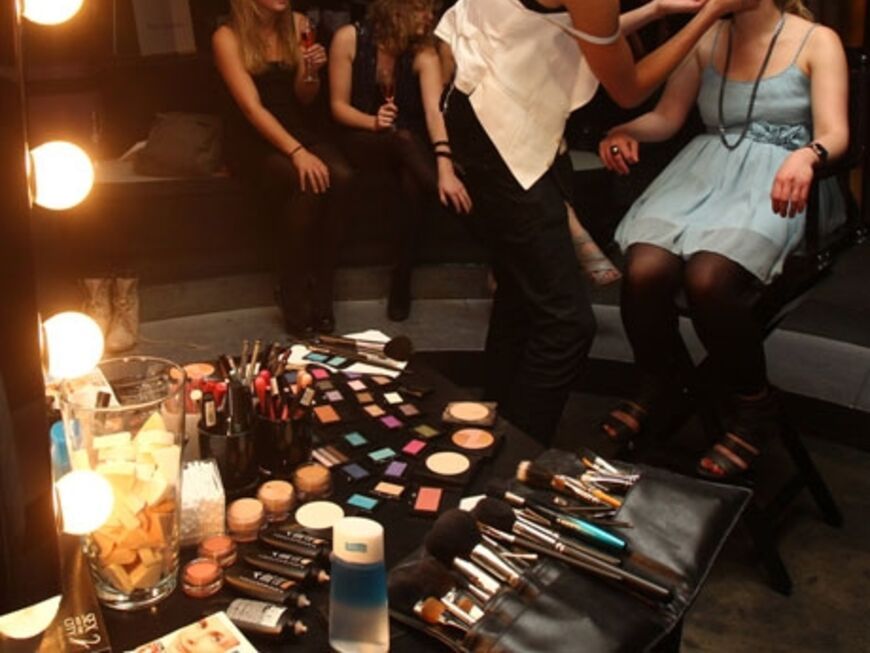 In der Beauty-Lounge verpasste ihnen Manhattan Star-Visagist Eric Schmidt-Mohan ein partytaugliches Make-up
