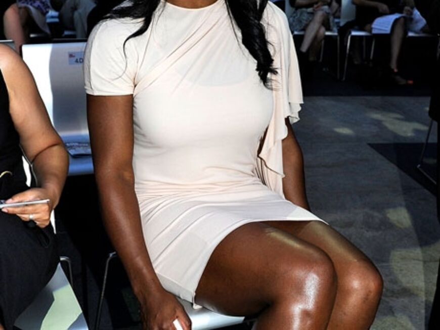 Outete sich als Fashion-Victim: Tennis-As Serena Williams durfte ebenfalls in der ersten Reihe Platz nehmen